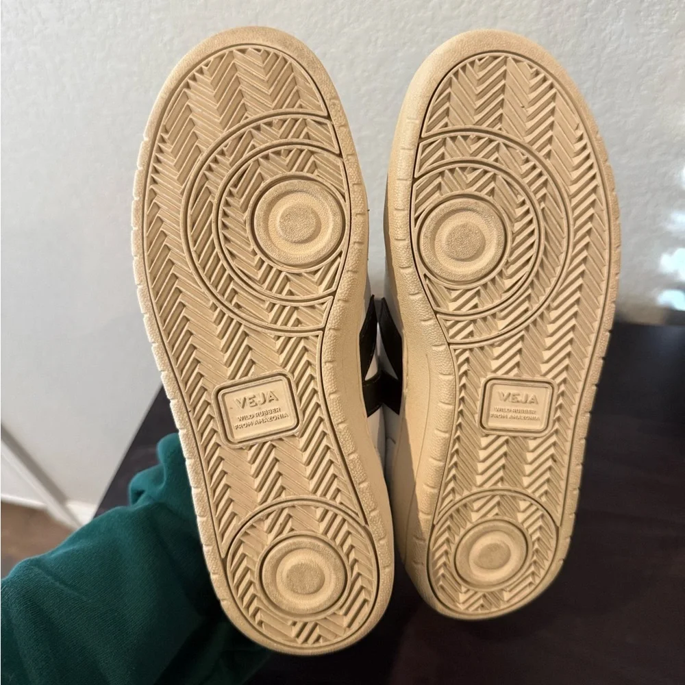 Veja V-10 Sneakers *NEW* - Picture 7 of 9